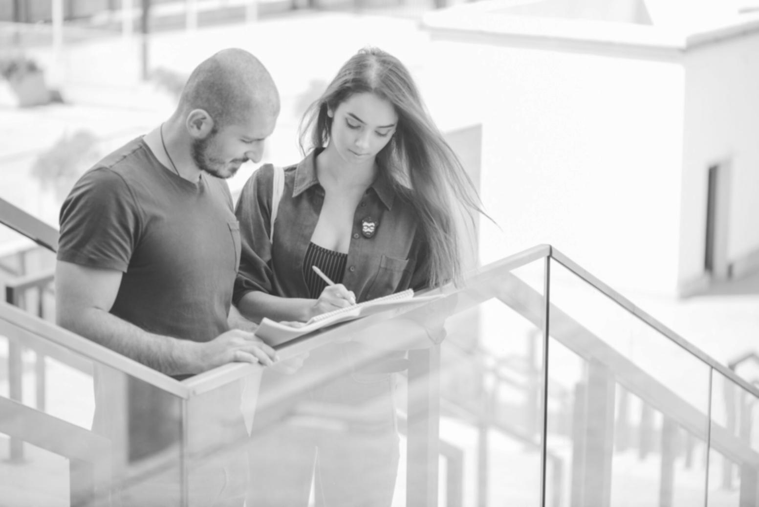 Espace de travail avec documents financiers et ordinateur